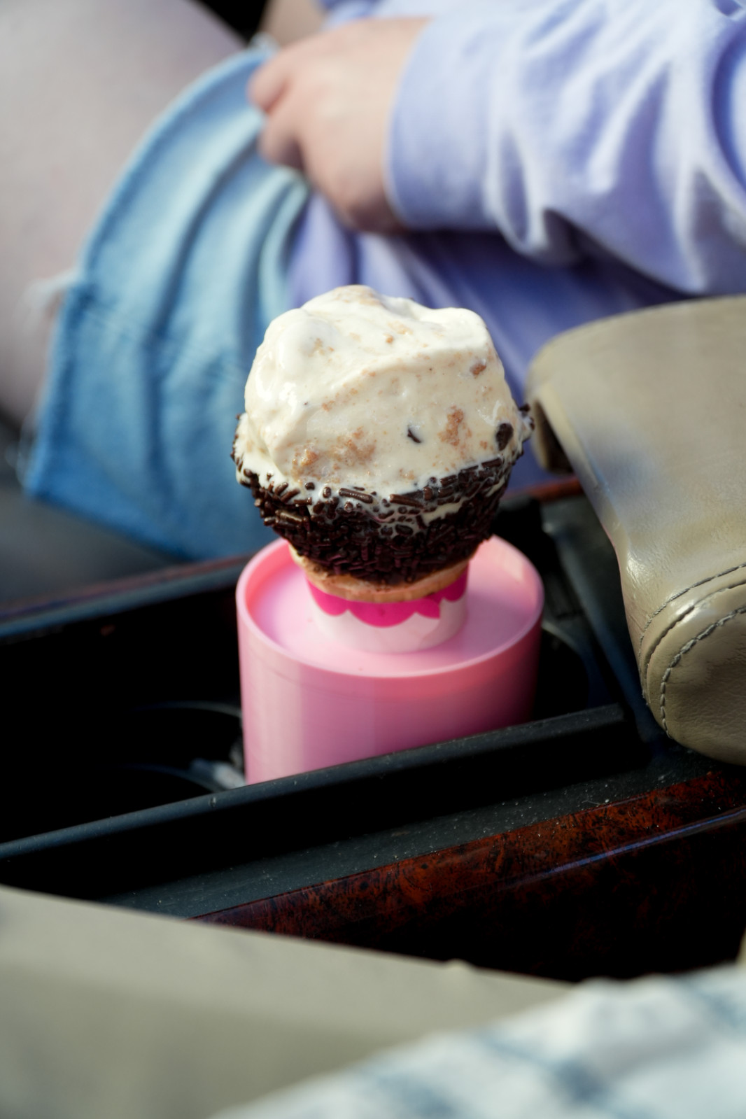 Ice cream cone holder for cars cupholders