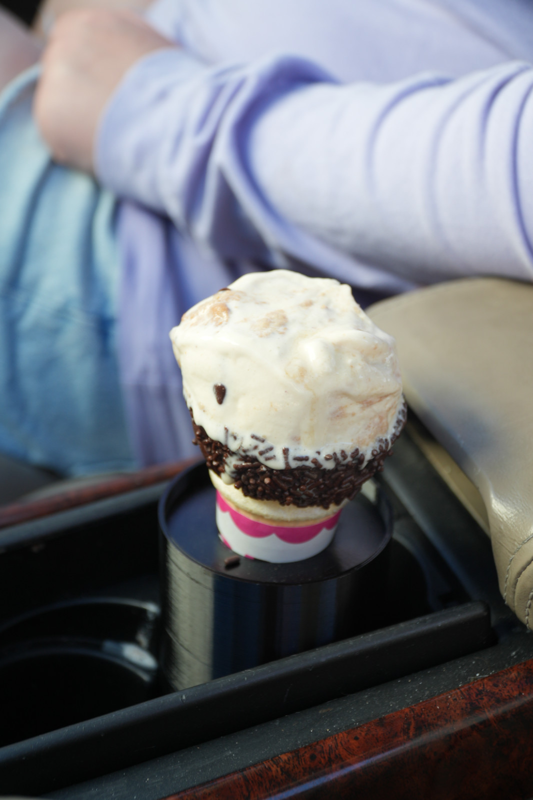 Ice cream cone holder for cars cupholders