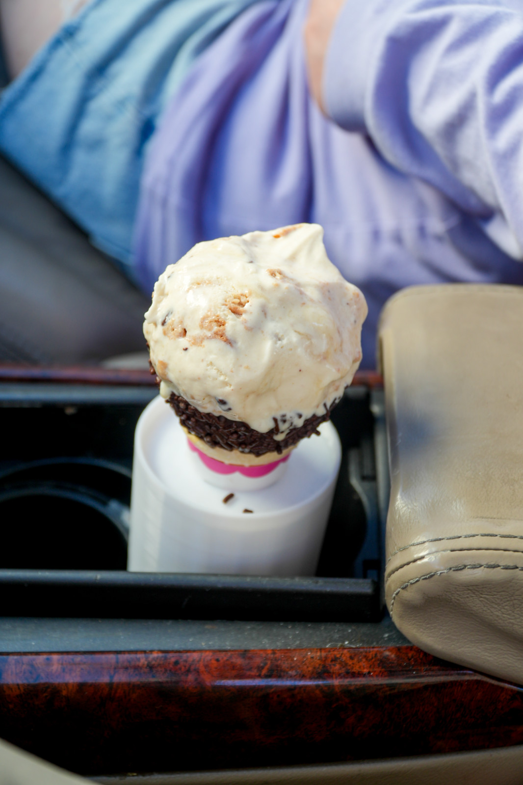 Ice cream cone holder for cars cupholders
