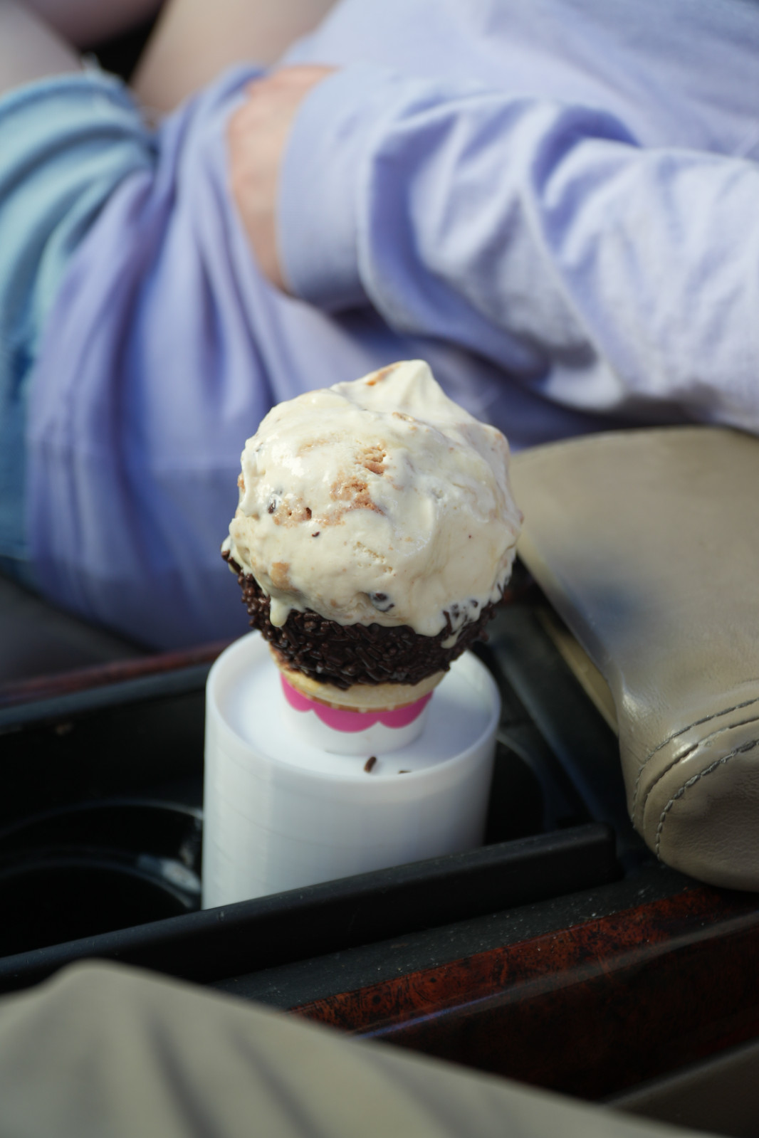 Ice cream cone holder for cars cupholders