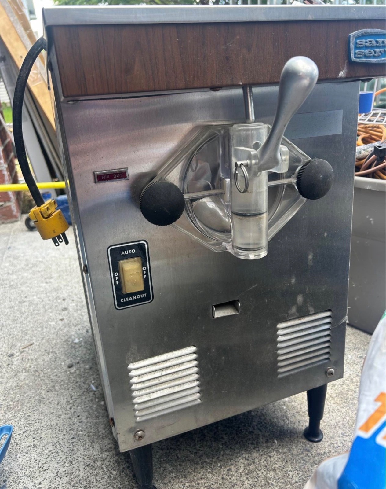 SaniServ 7 Qt. Countertop Soft Serve Ice Cream Machine with 1 Hopper – 115V